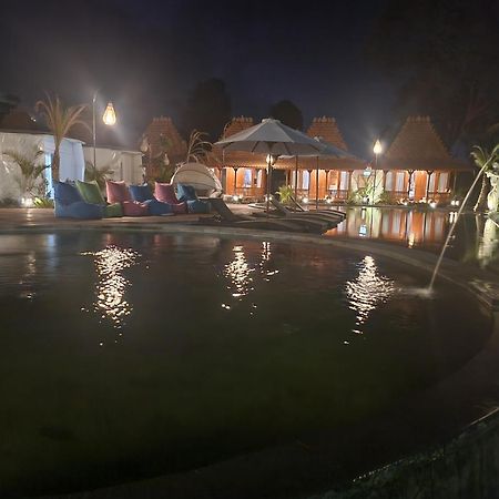 Starlake Villa & Glamping Kubupenlokan Ngoại thất bức ảnh